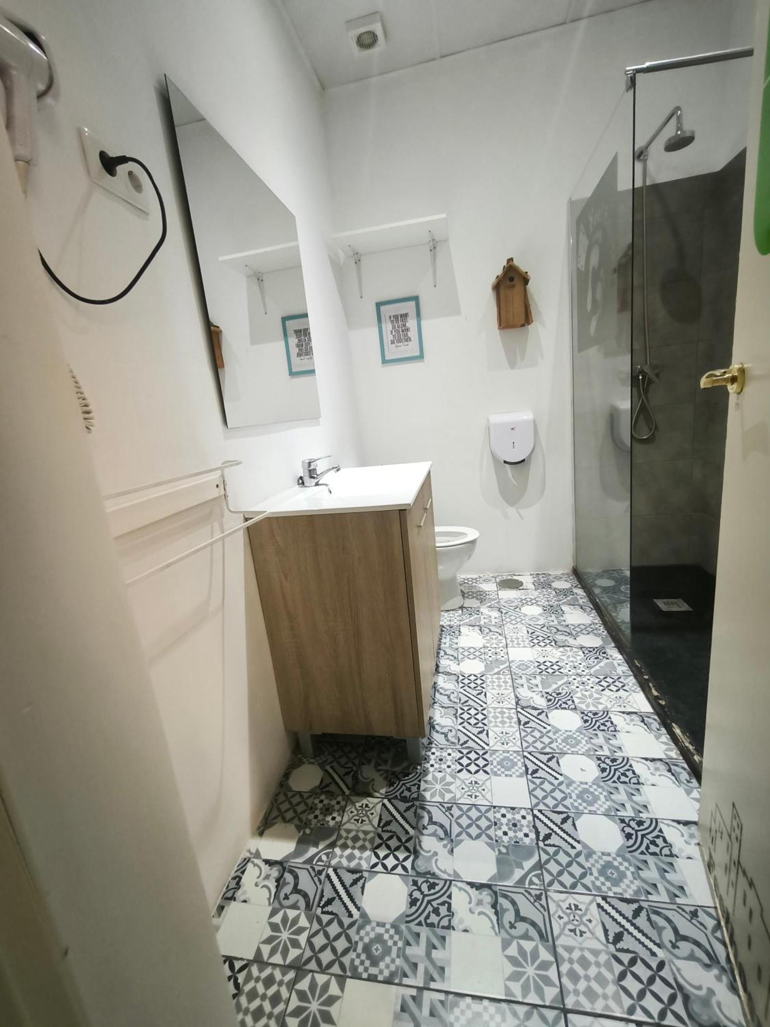 Zweibettzimmer mit Balkon und Gemeinschaftsbad